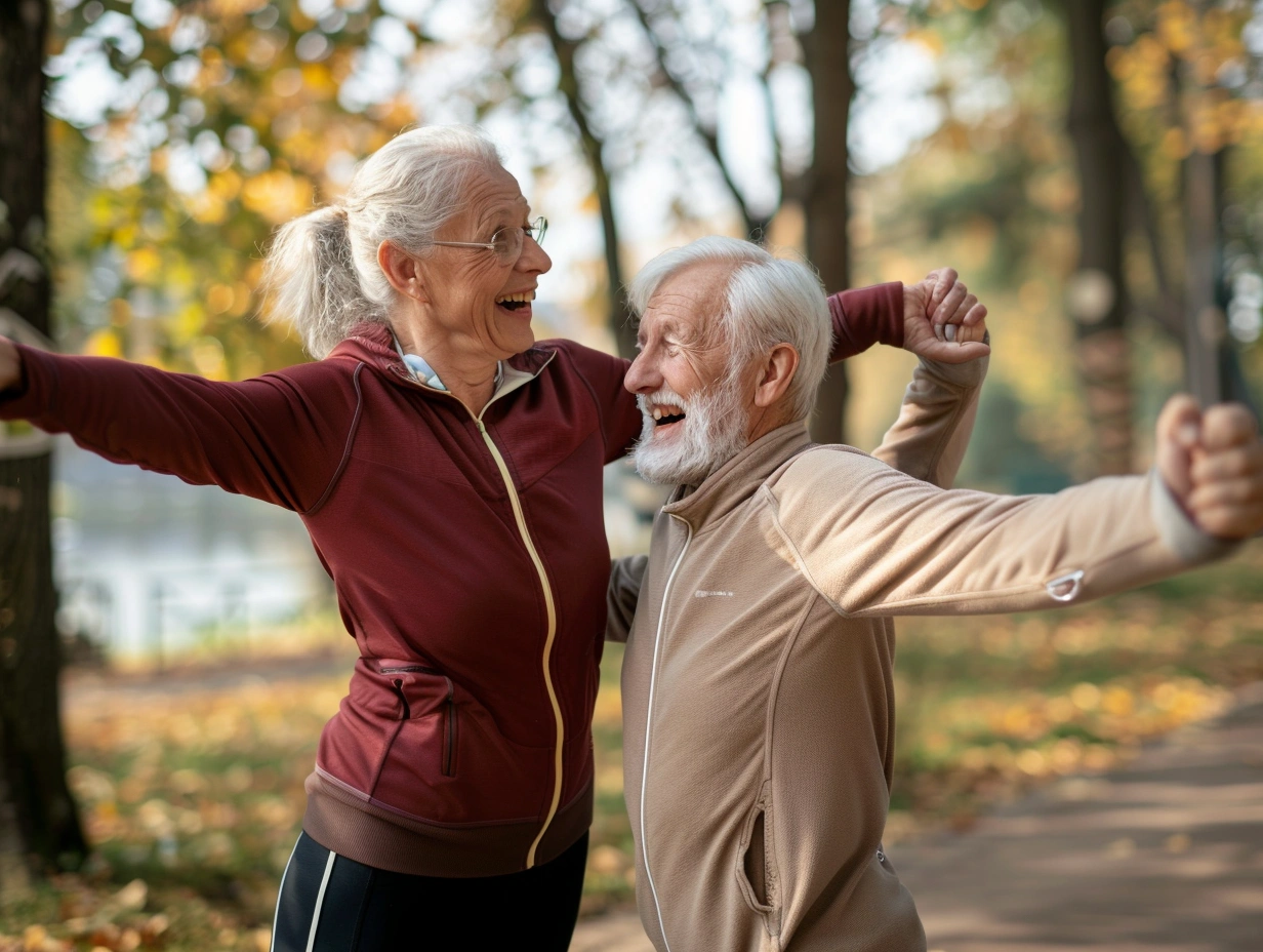Щаслива пара пенсіонерів займається фізичними вправами на природі